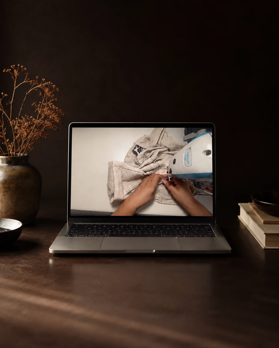 Curso do Macacão Safari aberto no notebook