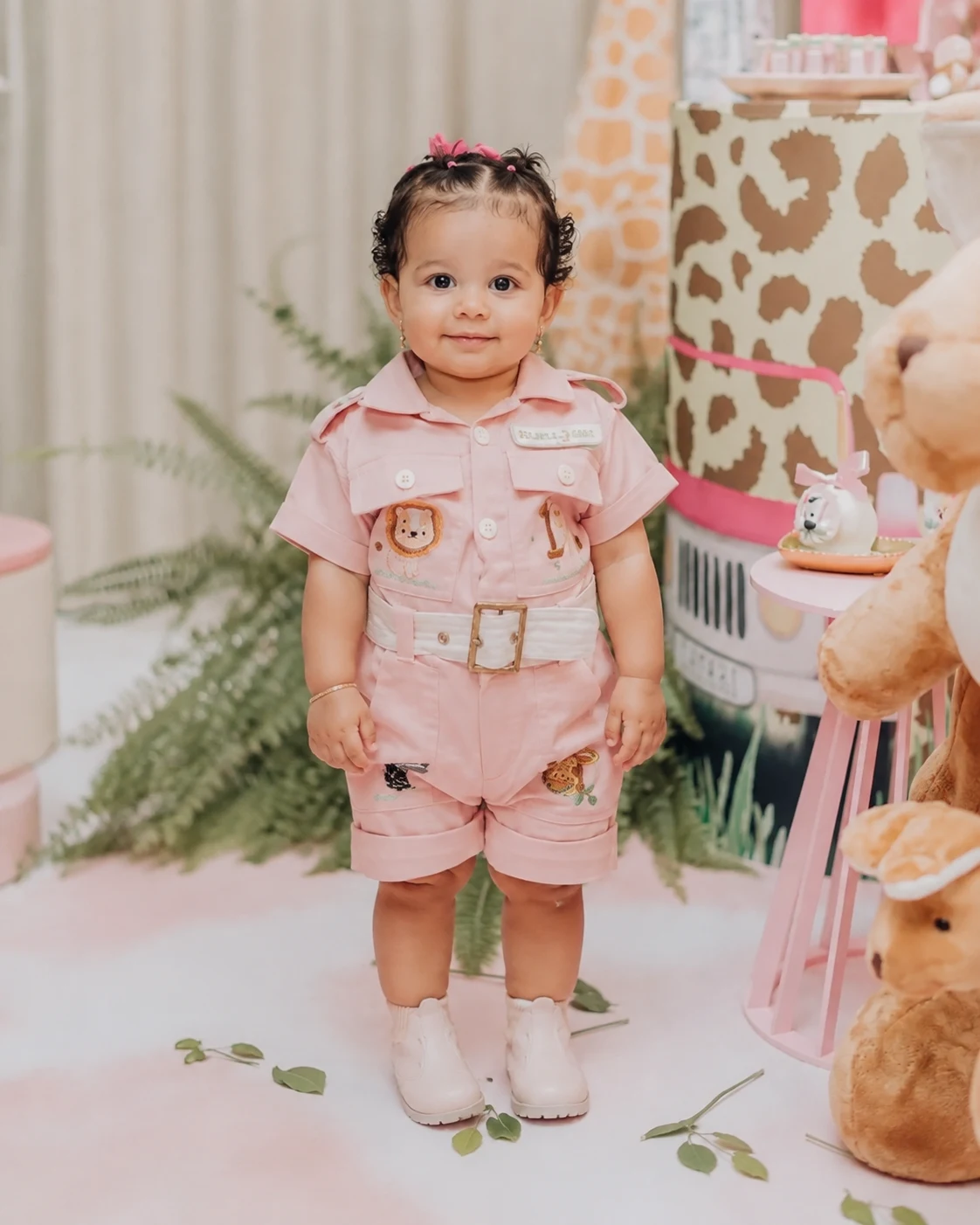 Menina vestindo o Macacão Safari