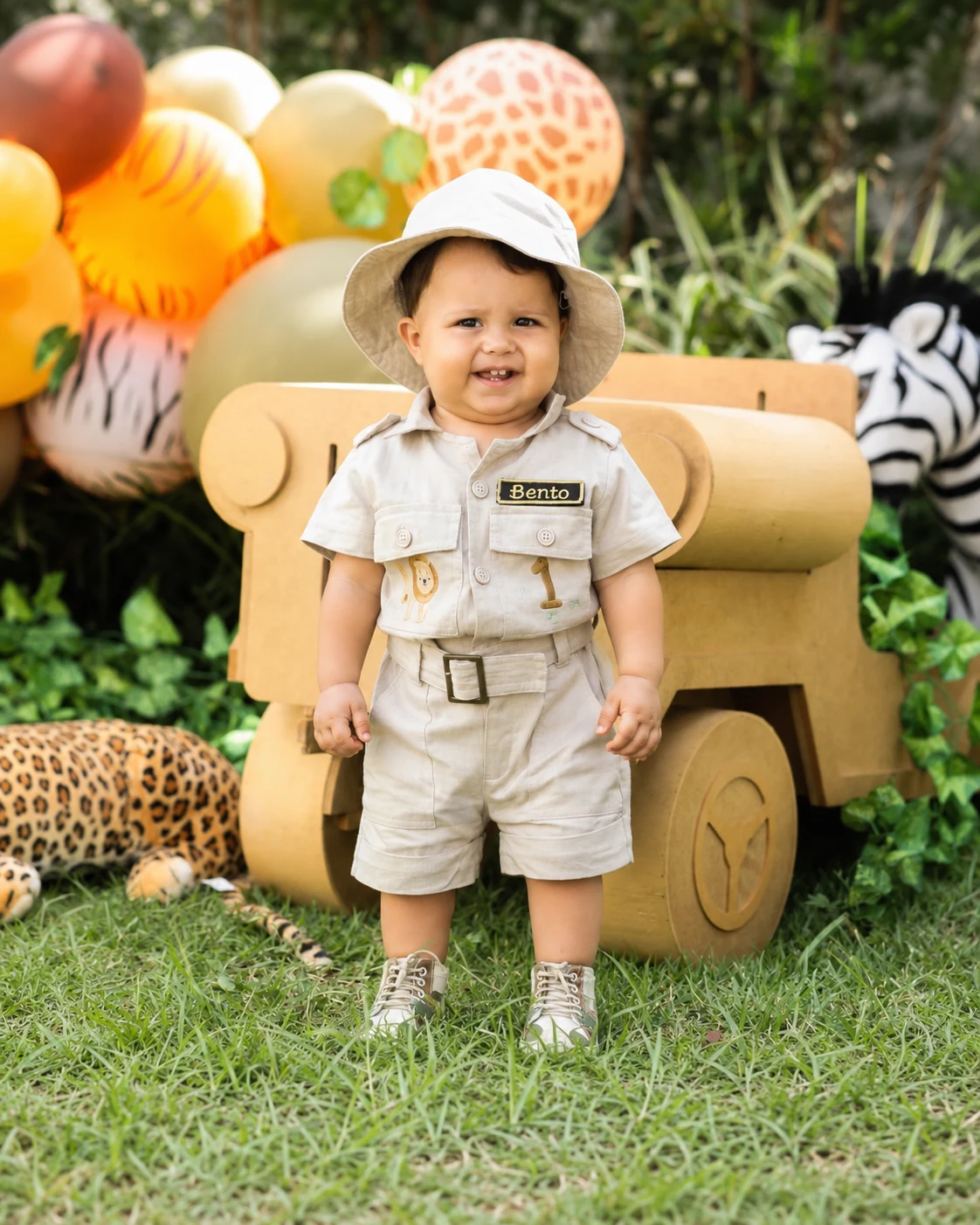 Menino vestindo o Macacão Safari